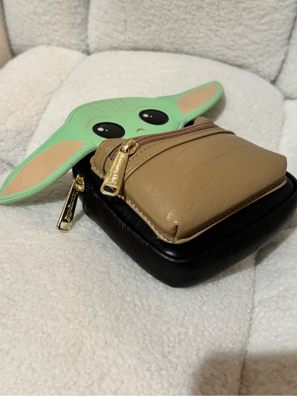 LOUNGEFLY Disney Star Wars BABY YODA Wristlet Belt Bag Mandalorian Grogu - Picture 4 of 8